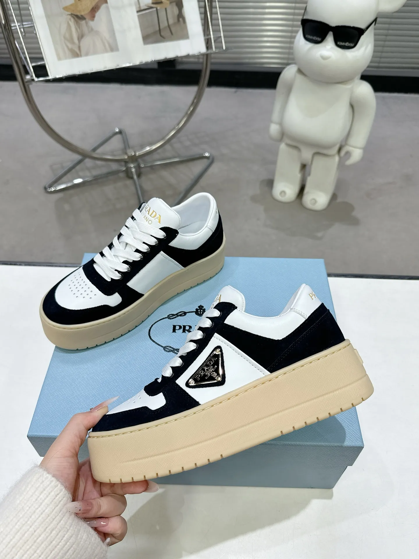 👟👟Ex-factory price 600👟👟 Prada Latest Downtown Bold series Thick-soled Platform Shoes Triangle Logo Casual Sports Shoes White Shoes Original purchase, development and production Downtown Bold sneakers are inspired by the basketball shoes of the 1980s, with sporty design and exquisite details. Crafted from perforated leather, the statement platform sole provides a unique, modern style. The Prada logo is interpreted from different angles, decorated with the iconic enameled triangular metal logo, highlighting the unique classic style. Exquisite packaging at the delivery counter🛍📦 ▪️Fabric: Original custom imported first-layer cowhide ▪️Inner lining: Original imported sheepskin ▪️Outsole: Original open-molded ultra-light foam material ▪️Sole thickness: 4.5CM ▪️Size: Women's 35-40